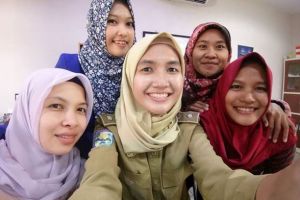 10 Potret manis Cahyani, kepala desa berhijab yang gemar blusukan