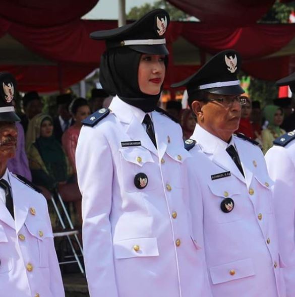 10 Potret manis Cahyani, kepala desa berhijab yang gemar blusukan