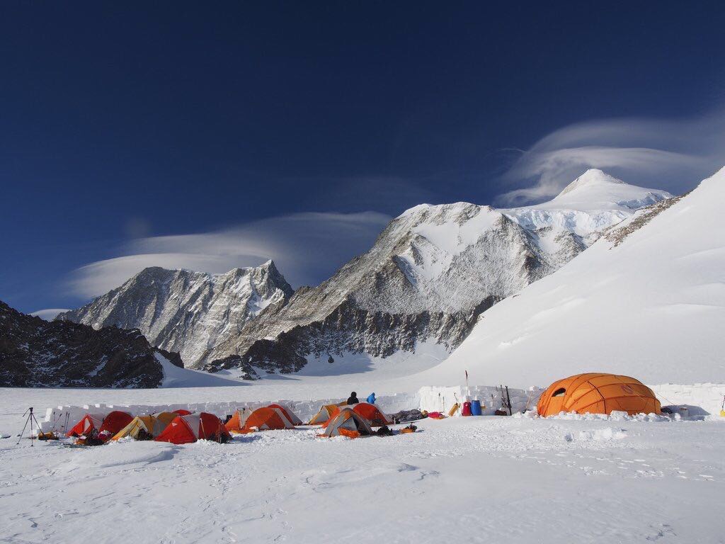 Ekspedisi Seven Summits, Mapala UI taklukan puncak tertinggi Antartika
