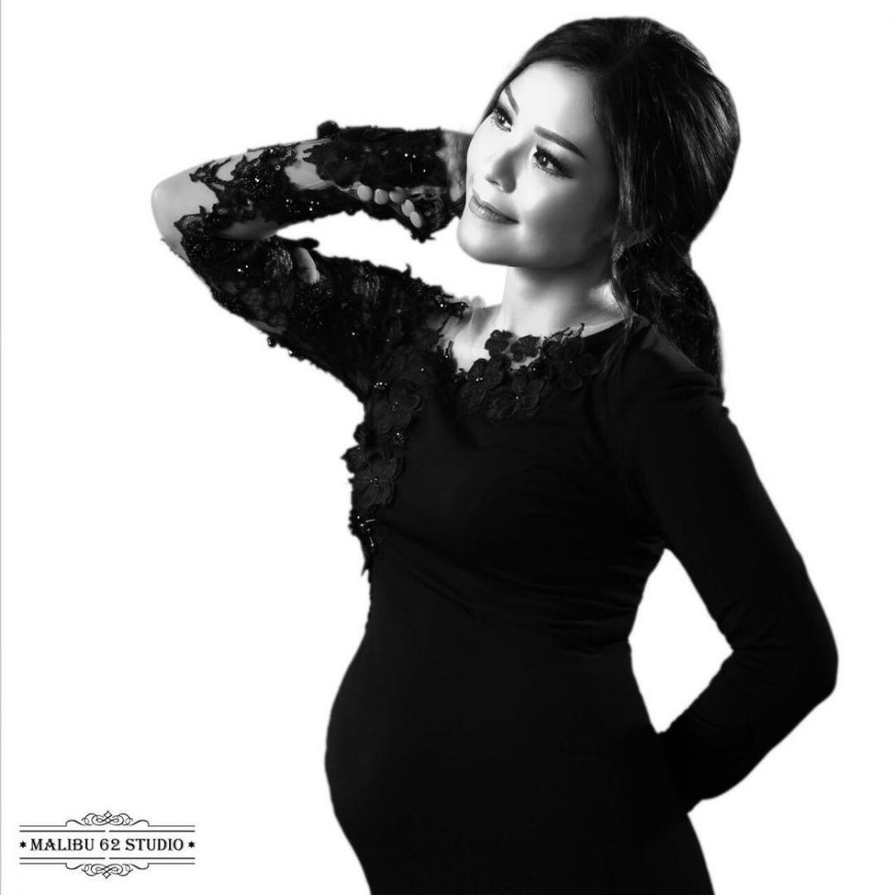 10 Foto maternity Metha Yunitria istri Uki Noah, cantiknya elegan 