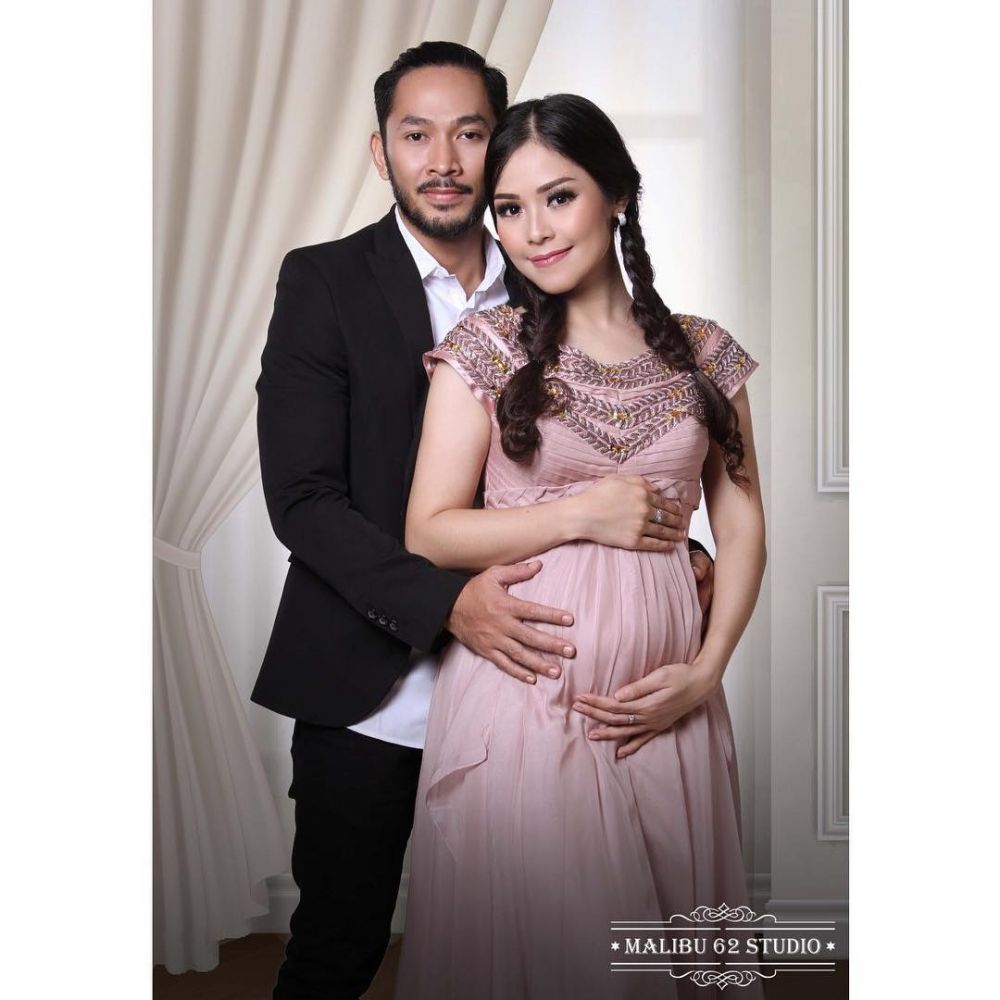 10 Foto maternity Metha Yunitria istri Uki Noah, cantiknya elegan 