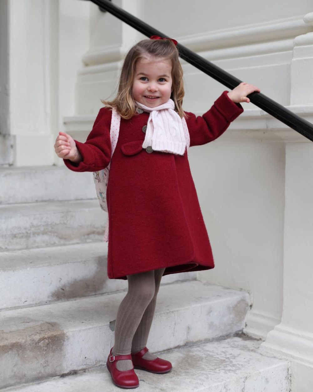 Yuk intip gaya Putri Charlotte di hari pertama sekolah, imut abis!