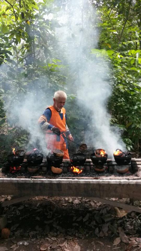 Unik, warung kue ini pegawainya gunakan seragam cosplay tokoh anime