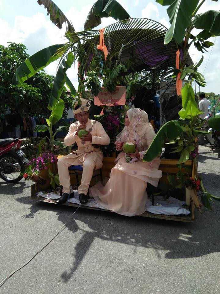 Pasangan ini nikah dengan dekorasi pohon pisang, diarak keliling desa