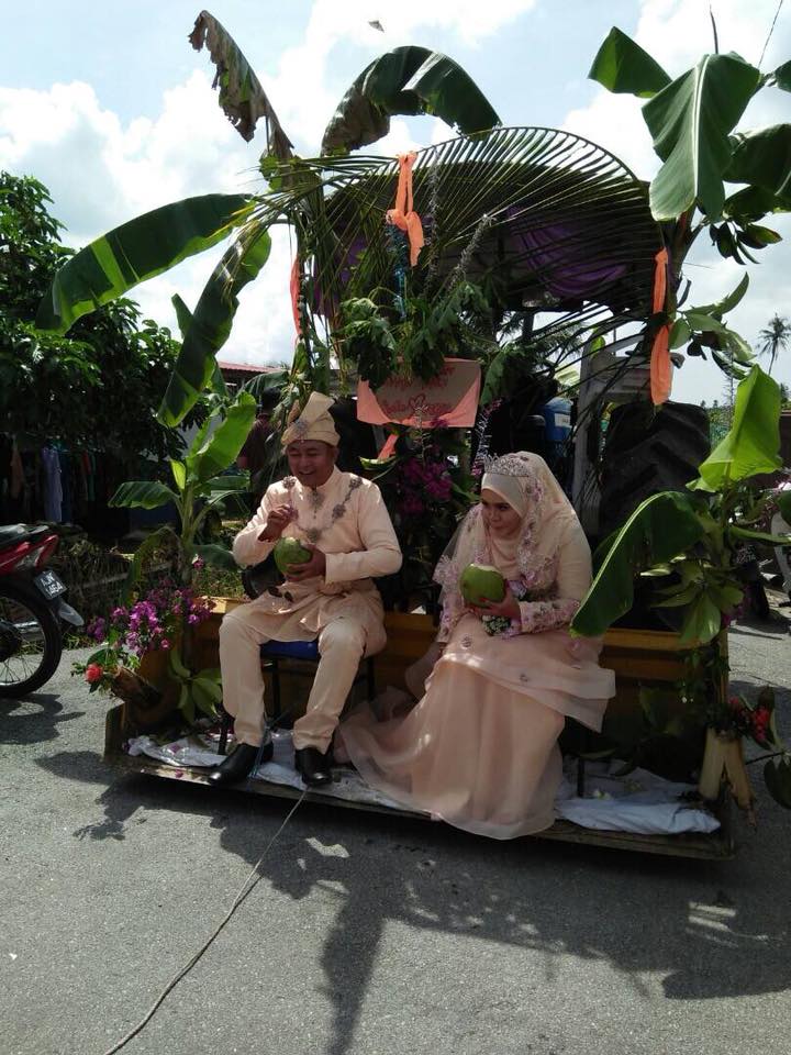 Pasangan ini nikah dengan dekorasi pohon pisang, diarak keliling desa