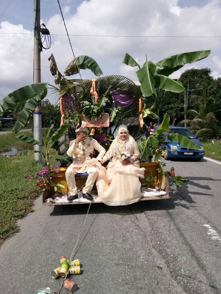 Pasangan ini nikah dengan dekorasi pohon pisang, diarak keliling desa