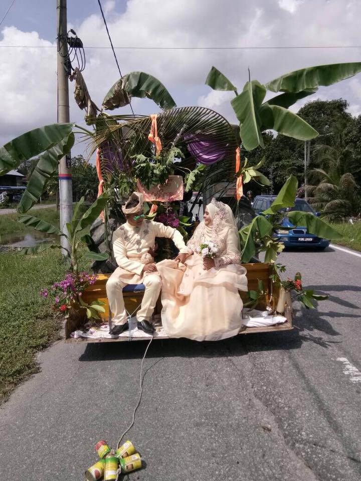 Pasangan ini nikah dengan dekorasi pohon pisang, diarak keliling desa