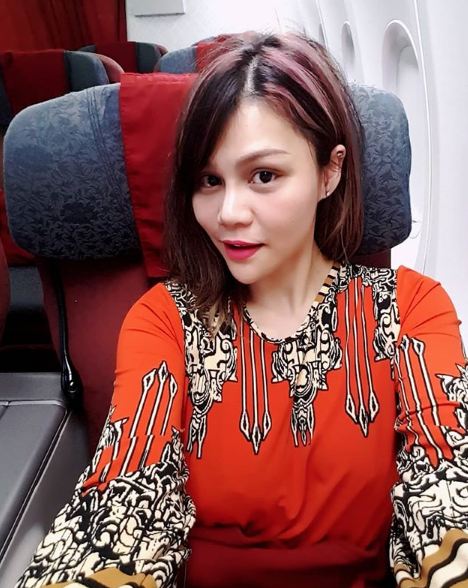 9 Gaya kece DJ Butterfly jalan-jalan pakai daster, anti-mainstream 