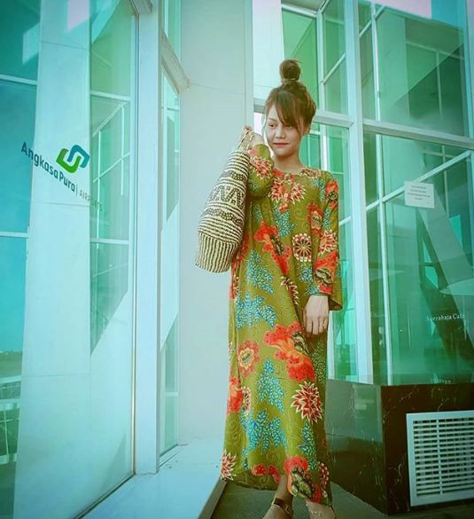 9 Gaya kece DJ Butterfly jalan-jalan pakai daster, anti-mainstream 