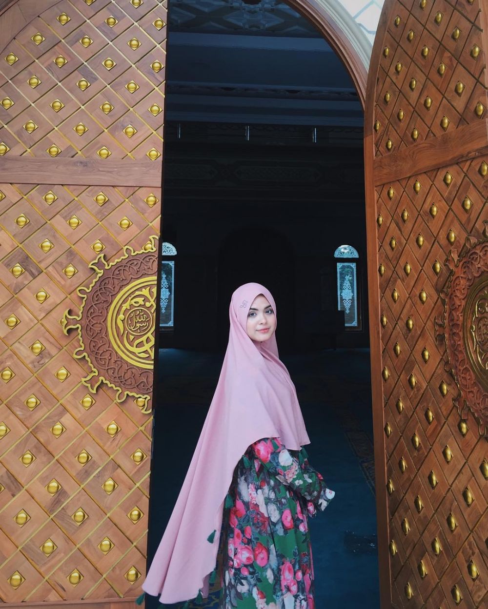 12 Gaya Vebby Palwinta saat berhijab, banyak yang bilang makin cantik