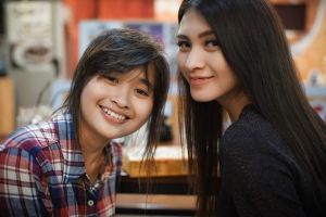 10 Potret persahabatan Donita dan Gritte Agatha yang kayak kakak adik