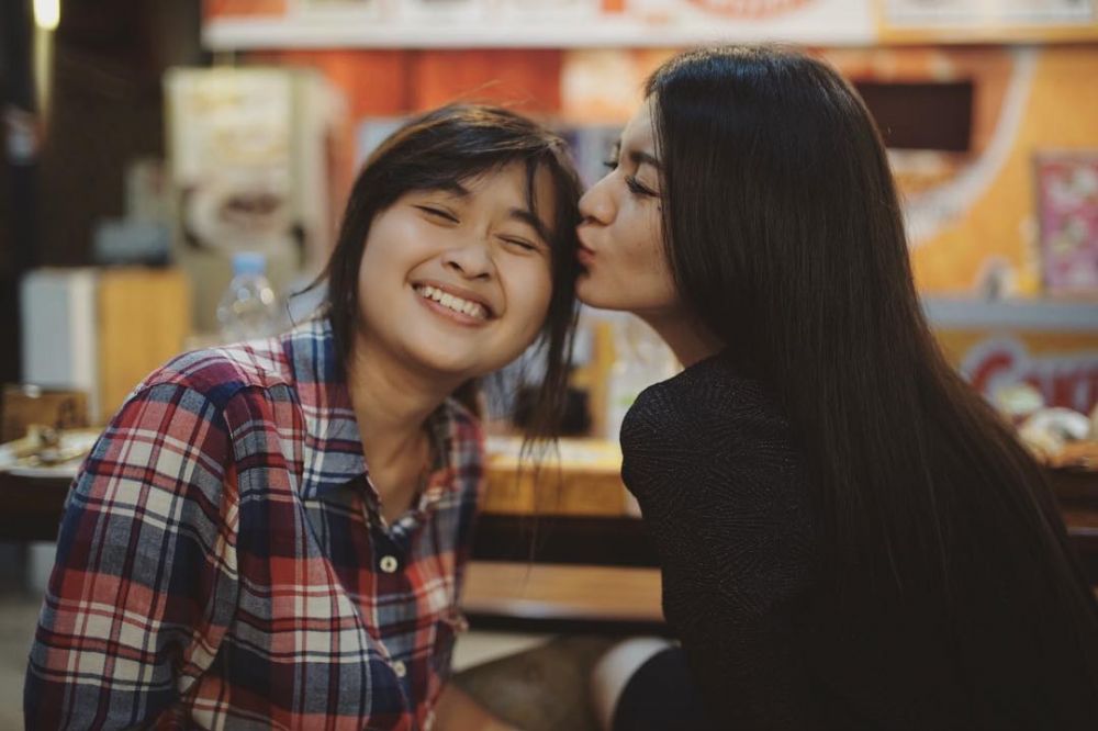 10 Potret persahabatan Donita dan Gritte Agatha yang kayak kakak adik