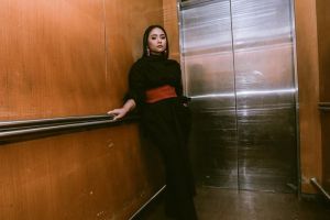 8 Gaya outfit anggun buat cewek bertubuh mungil ala Gita Gutawa