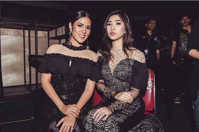 Kerap tampil kasual, ini 15 gaya glamor Isyana Sarasvati kenakan gaun