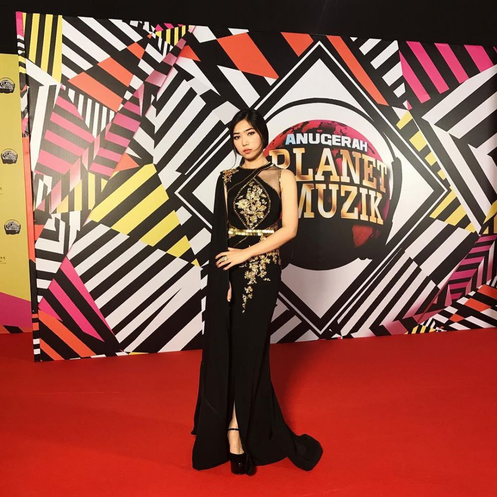 Kerap tampil kasual, ini 15 gaya glamor Isyana Sarasvati kenakan gaun