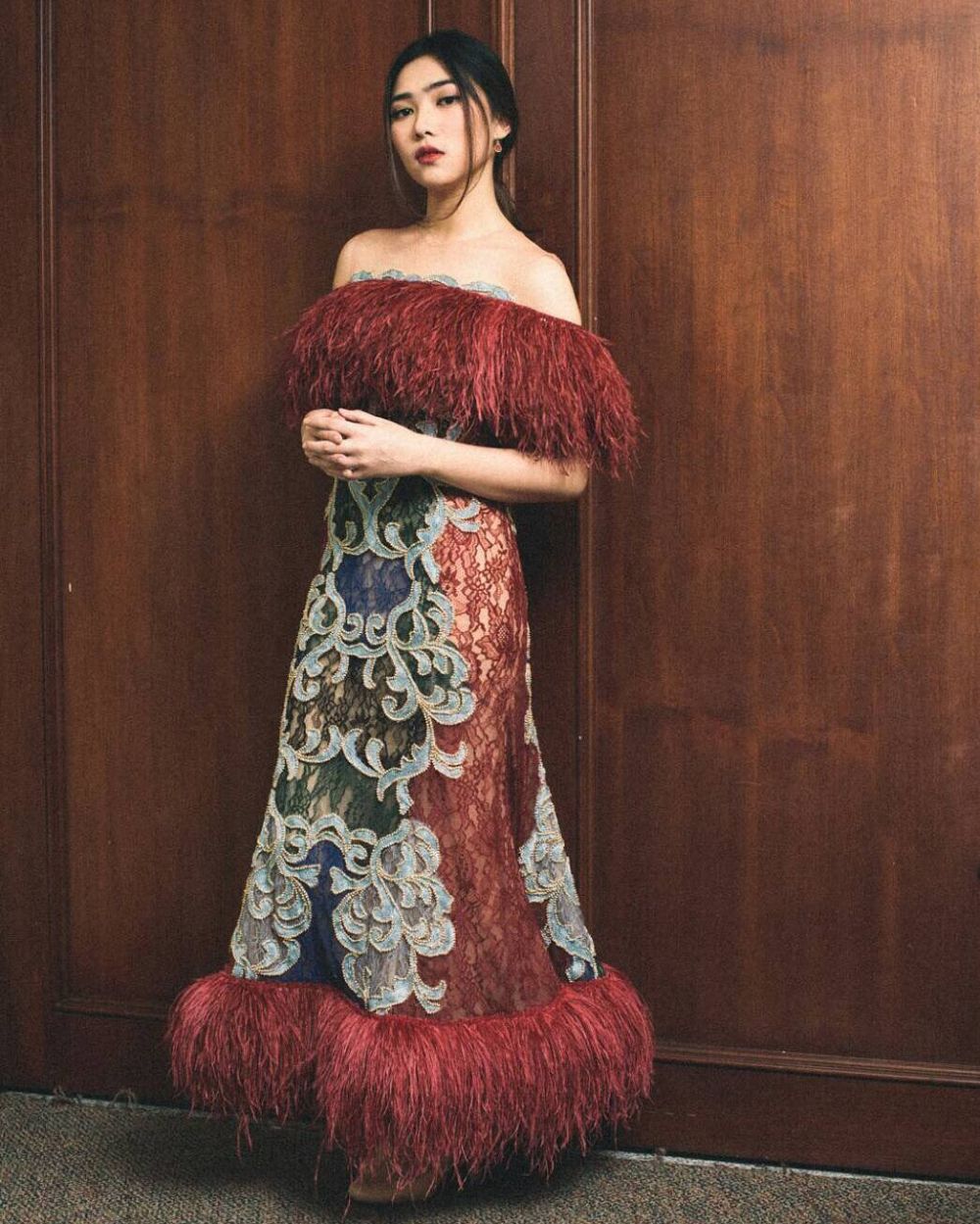 Kerap tampil kasual, ini 15 gaya glamor Isyana Sarasvati kenakan gaun