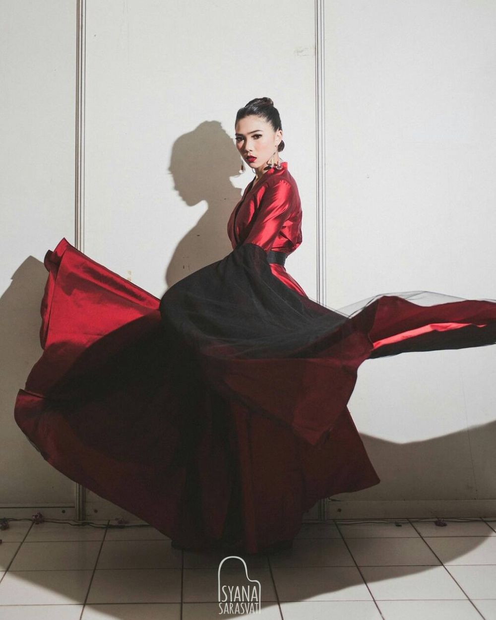 Kerap tampil kasual, ini 15 gaya glamor Isyana Sarasvati kenakan gaun