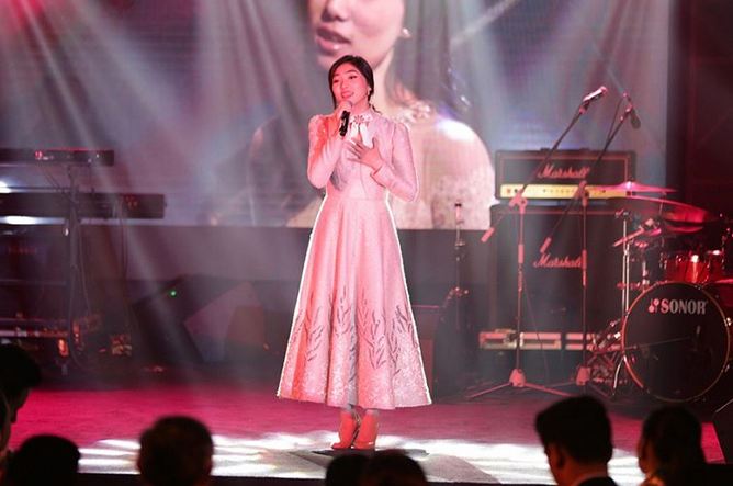 Kerap tampil kasual, ini 15 gaya glamor Isyana Sarasvati kenakan gaun