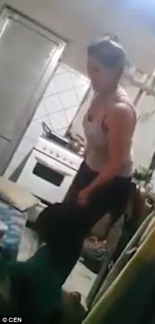 Hanya karena tablet PC, ibu ini tega siksa putrinya berusia 3 tahun