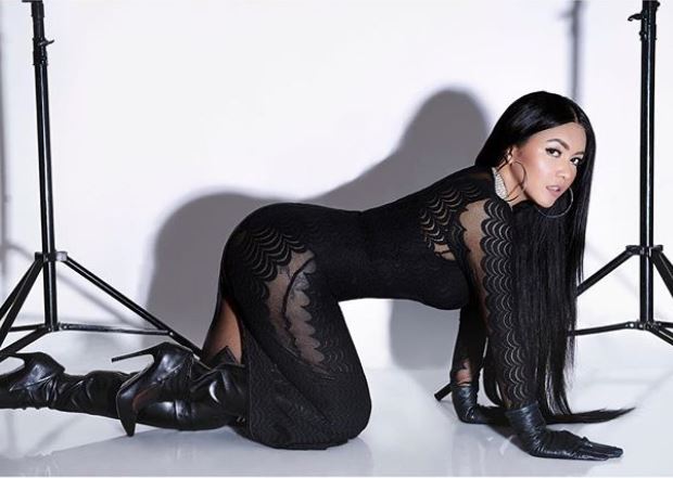 6 Seleb pernah dihujat warganet karena posenya yang dianggap tak sopan