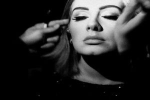 6 Inspirasi makeup Adele, dari cat-eye sampai lipstik merah merona