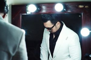 Nggak kelihatan jadul, ini 8 inspirasi outfit retro ala David Naif