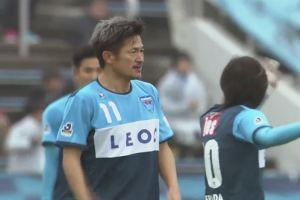 Pesepak bola ini tanda tangan kontrak baru di usia setengah abad, wow!