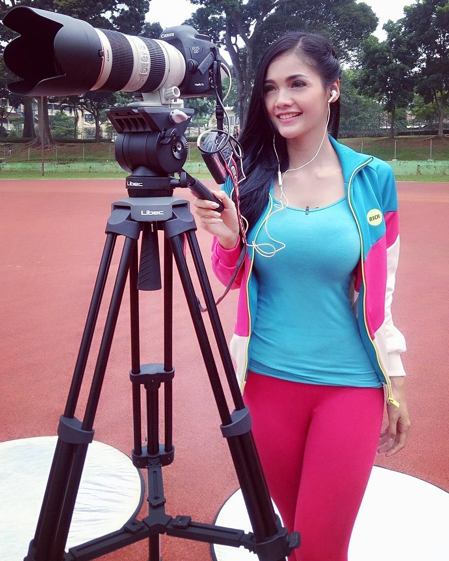 10 Pesona Kartika Berliana, presenter yang penampilannya aduhai