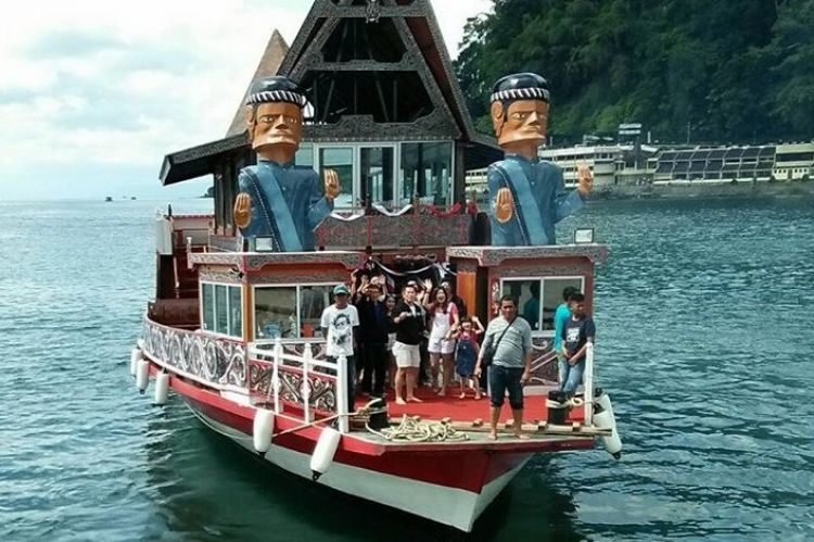 Serunya berkeliling Danau Toba dengan kapal wisata rumah