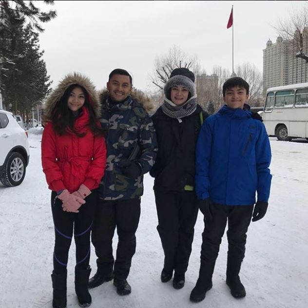 10 Momen keseruan Anjasmara bersama keluarga saat liburan ke China