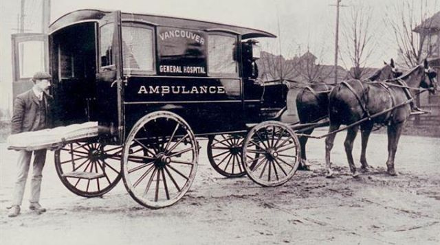 15 Foto jadul mobil ambulans 100 tahun lalu, bentuknya nggak disangka 