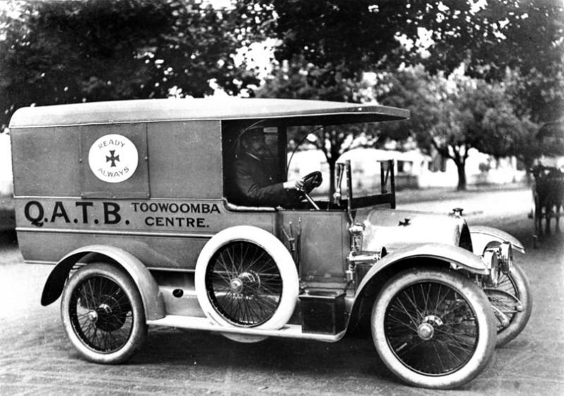 15 Foto jadul mobil ambulans 100 tahun lalu, bentuknya nggak disangka 