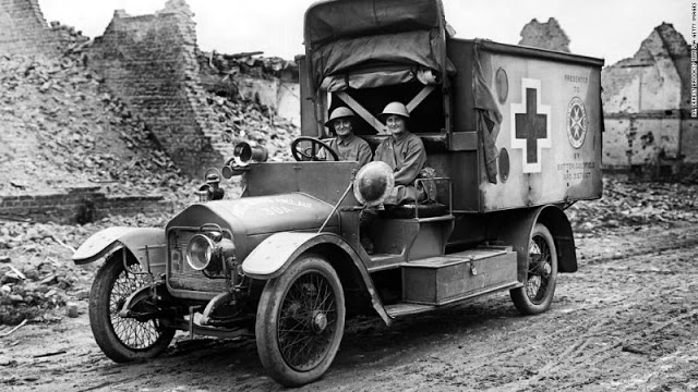 15 Foto jadul mobil ambulans 100 tahun lalu, bentuknya nggak disangka 