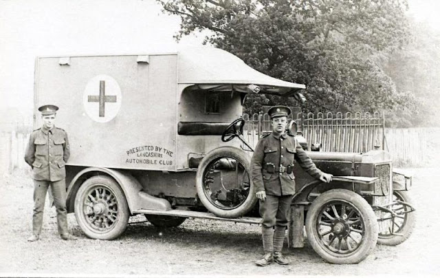 15 Foto jadul mobil ambulans 100 tahun lalu, bentuknya nggak disangka 