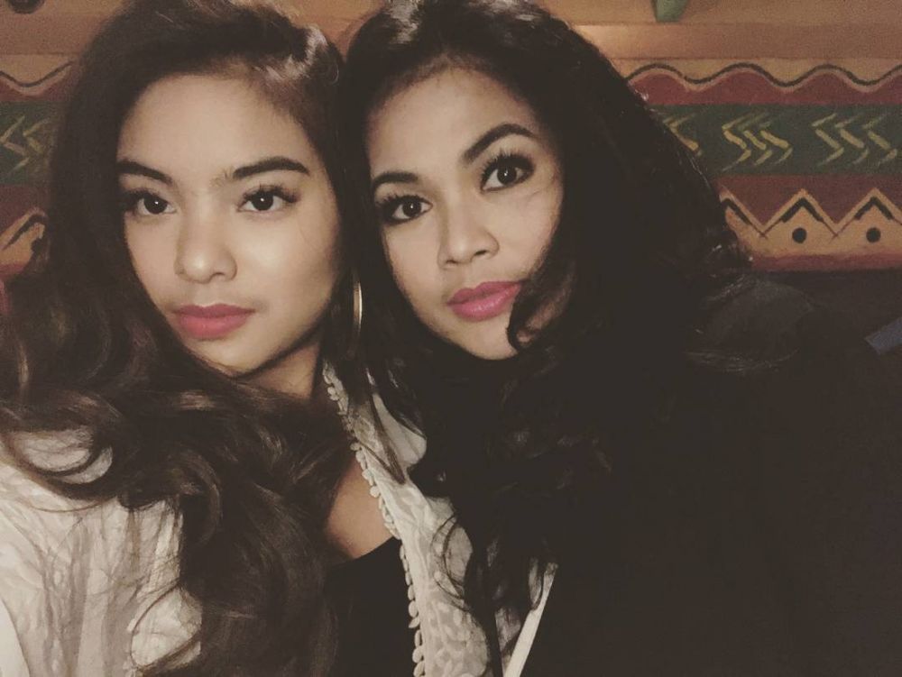 5 Foto kedekatan Puti Guntur cawagub Jatim & putrinya, bak kakak-adik