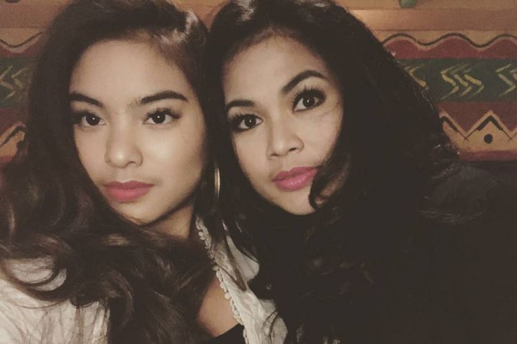 5 Foto kedekatan Puti Guntur cawagub Jatim & putrinya, bak kakak-adik