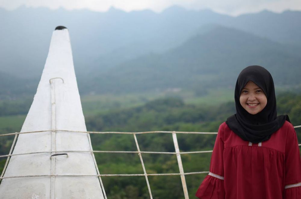 10 Pesona Alviola Putri, si bidan cantik sekaligus driver ojek online