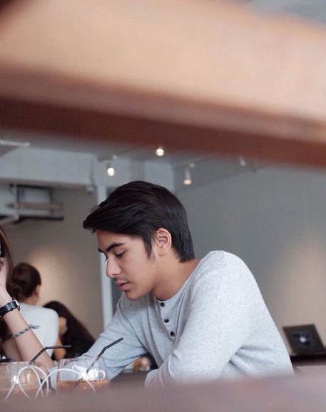 10 Pesona Irsyat, si Addie MS di film Chrisye, bikin cewek kesengsem