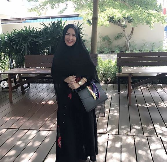 Beda gaya Cynthiara Alona, dari terbuka, berhijab & seksi bak barbie