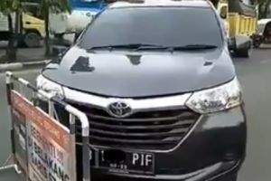 Aksi emak-emak coba terobos papan larangan melintas ini bikin kesal