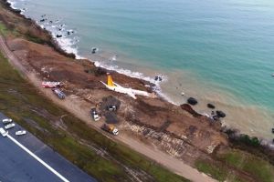 Detik-detik pesawat tergelincir di bandara Turki, hampir masuk laut