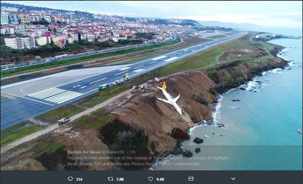 Detik-detik pesawat tergelincir di bandara Turki, hampir masuk laut