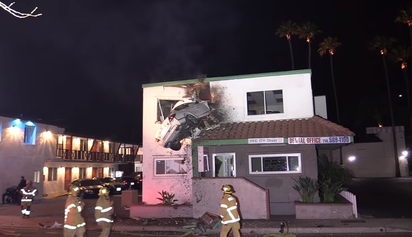 Bikin heboh, mobil meluncur terbang & mendarat di lantai 2 gedung