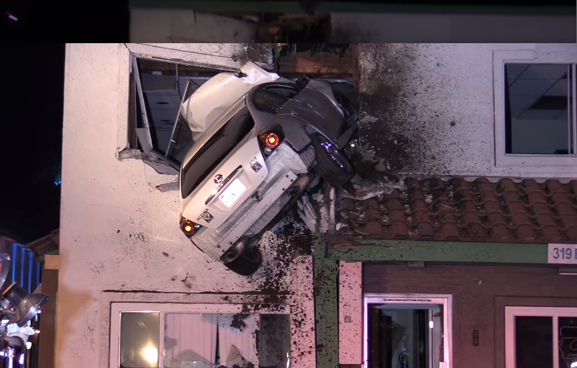 Bikin heboh, mobil meluncur terbang & mendarat di lantai 2 gedung