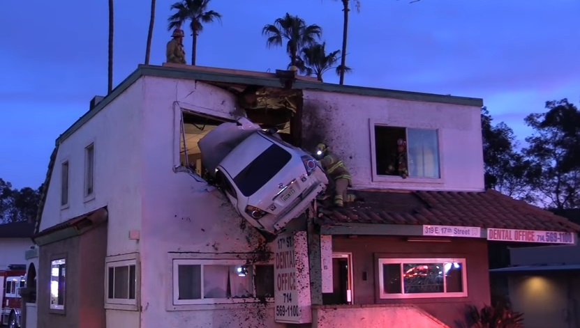 Bikin heboh, mobil meluncur terbang & mendarat di lantai 2 gedung