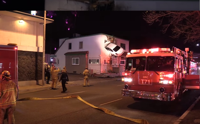 Bikin heboh, mobil meluncur terbang & mendarat di lantai 2 gedung