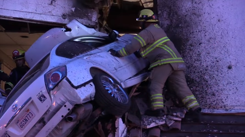 Bikin heboh, mobil meluncur terbang & mendarat di lantai 2 gedung