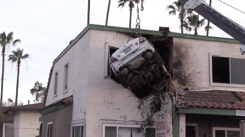 Bikin heboh, mobil meluncur terbang & mendarat di lantai 2 gedung