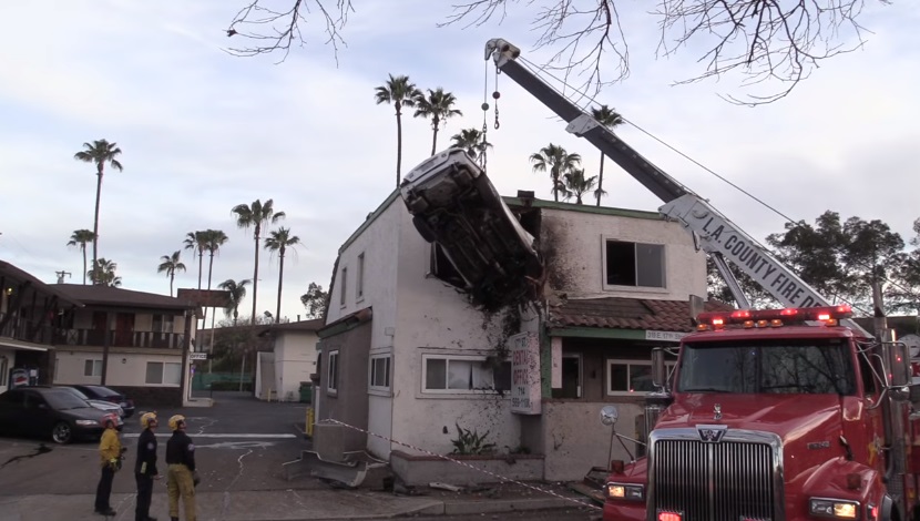 Bikin heboh, mobil meluncur terbang & mendarat di lantai 2 gedung