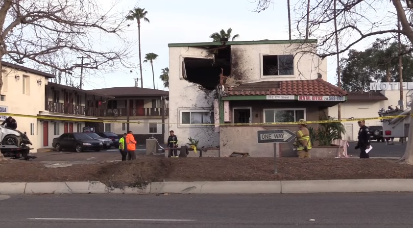 Bikin heboh, mobil meluncur terbang & mendarat di lantai 2 gedung